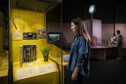 10_Visitor looking at a display about controlling pests with plants in Future of Food at the Science Museum (c) Science Museum Group